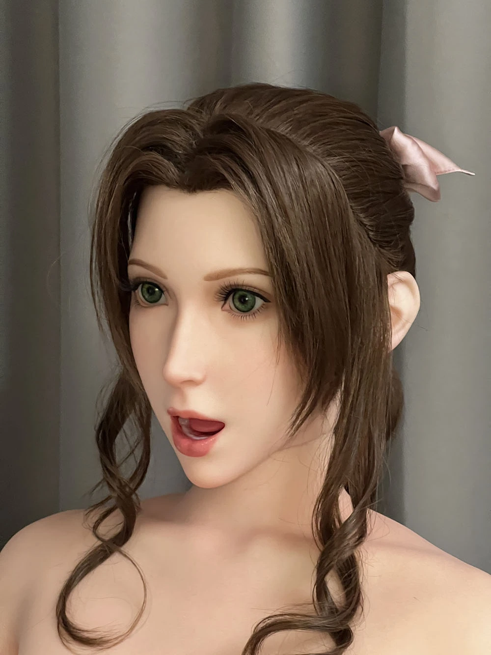 side view of curvy Aerith